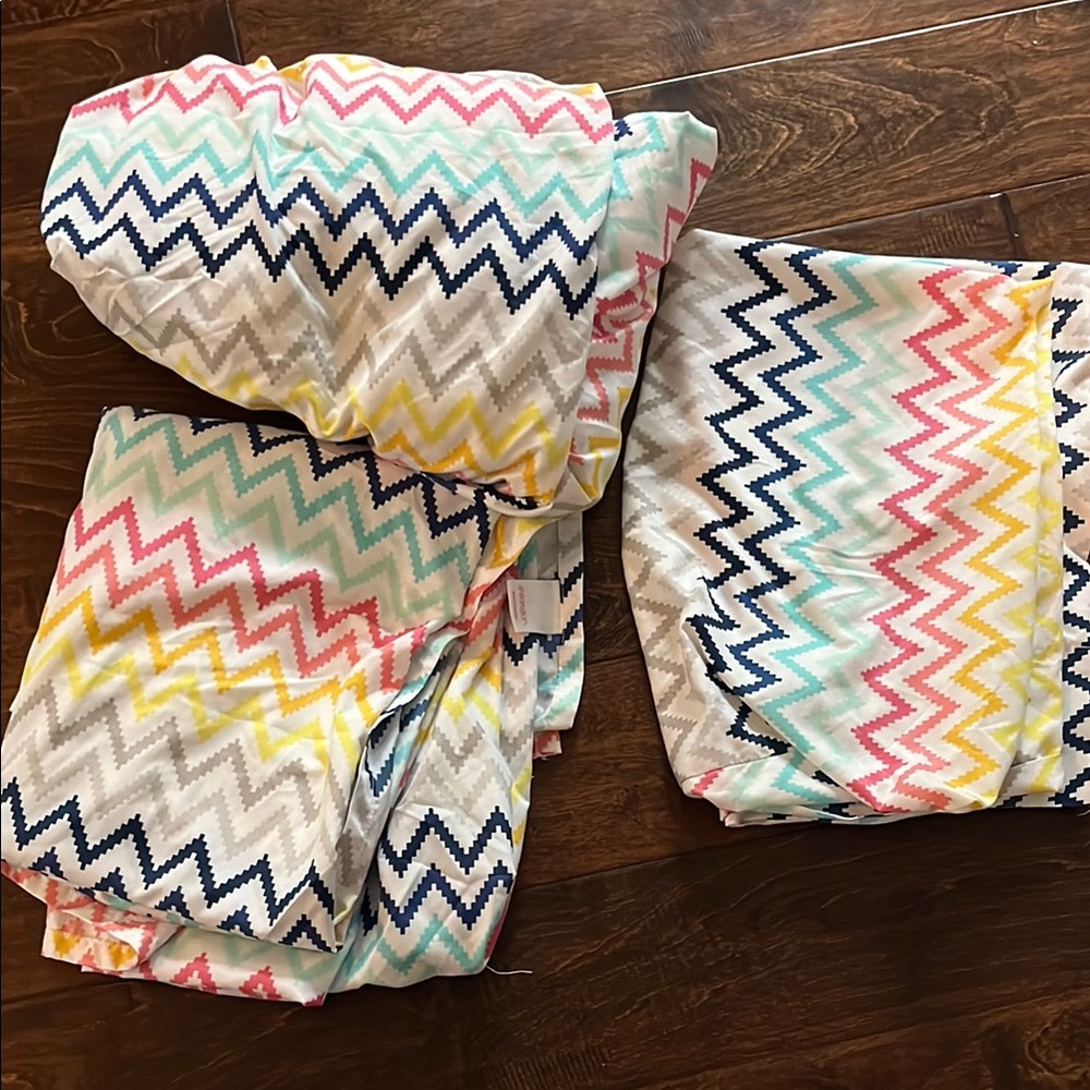 Xhilaration Multicolor Chevron Bedding Sheet Set.
Fitted. Top. Pillowcase.